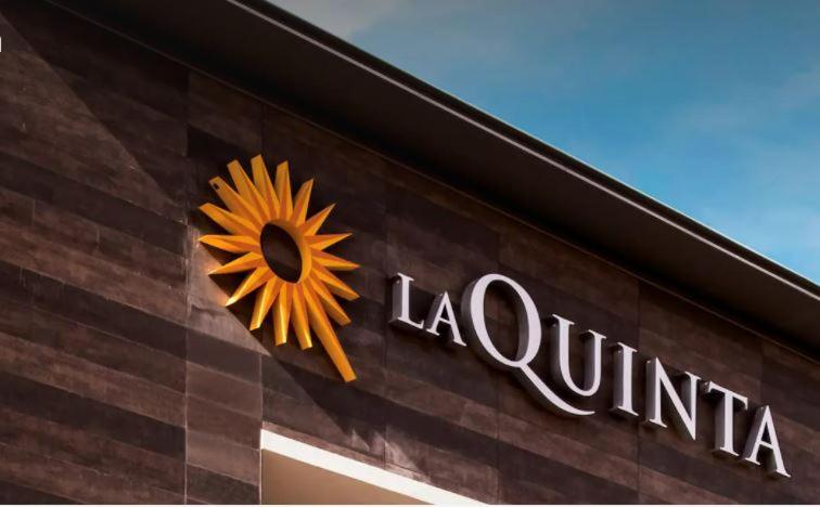 La Quinta Inn & Suites By Wyndham Tulsa Downtown - Route 66 Exterior photo